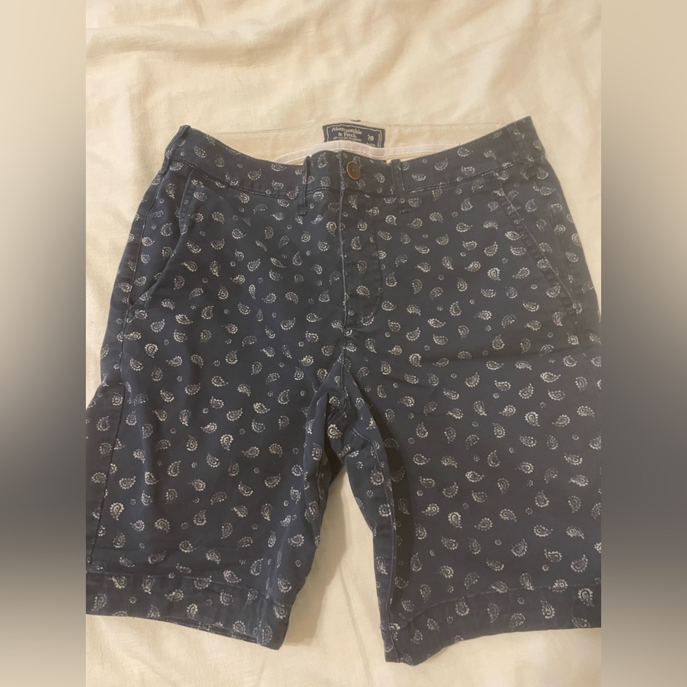 Men’s Abercrombie & Fitch Navy Stretch Shorts with patterned design. Size 28